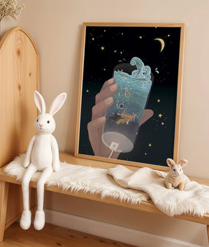 Escena abstracta del cielo nocturno con una mano sosteniendo un vaso de agua agitada.