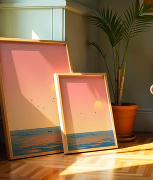 Tranquille coucher de soleil sur l'océan calme avec des oiseaux dans le ciel