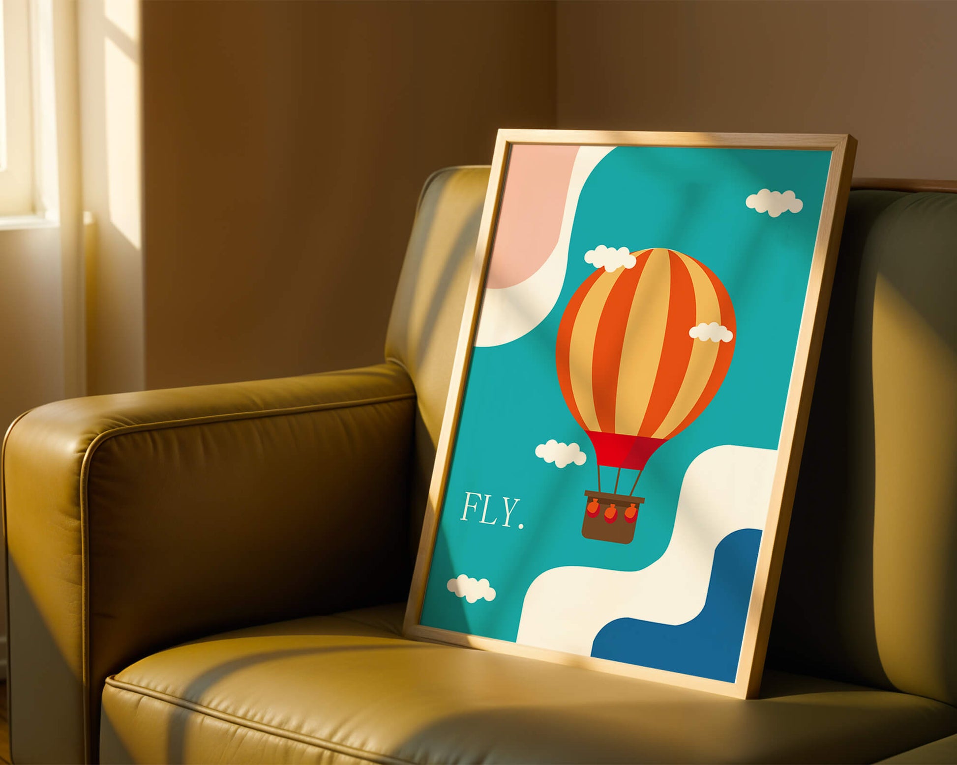 Bunte Heißluftballon-Illustration mit Wolken und abstrakten Formen