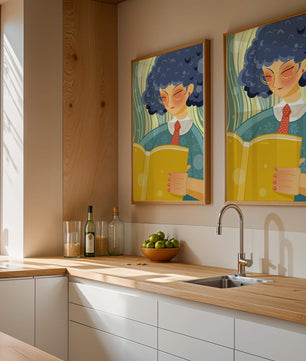 Illustration d'une personne lisant un grand livre jaune dans un style stylisé