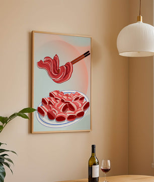 Deliciosas lonchas de carne cruda en un plato con palillos al fondo