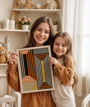 Arte abstracto geométrico con rayas y elemento dorado en naranja, negro y blanco