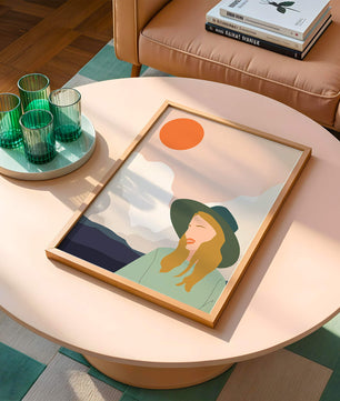 Abstrakte Illustration einer Frau mit Hut vor einer Kulisse aus Sonne und Bergen
