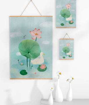 Eine ruhige Teichszene mit einer Ente, Lotusblumen und Seerosenblättern 