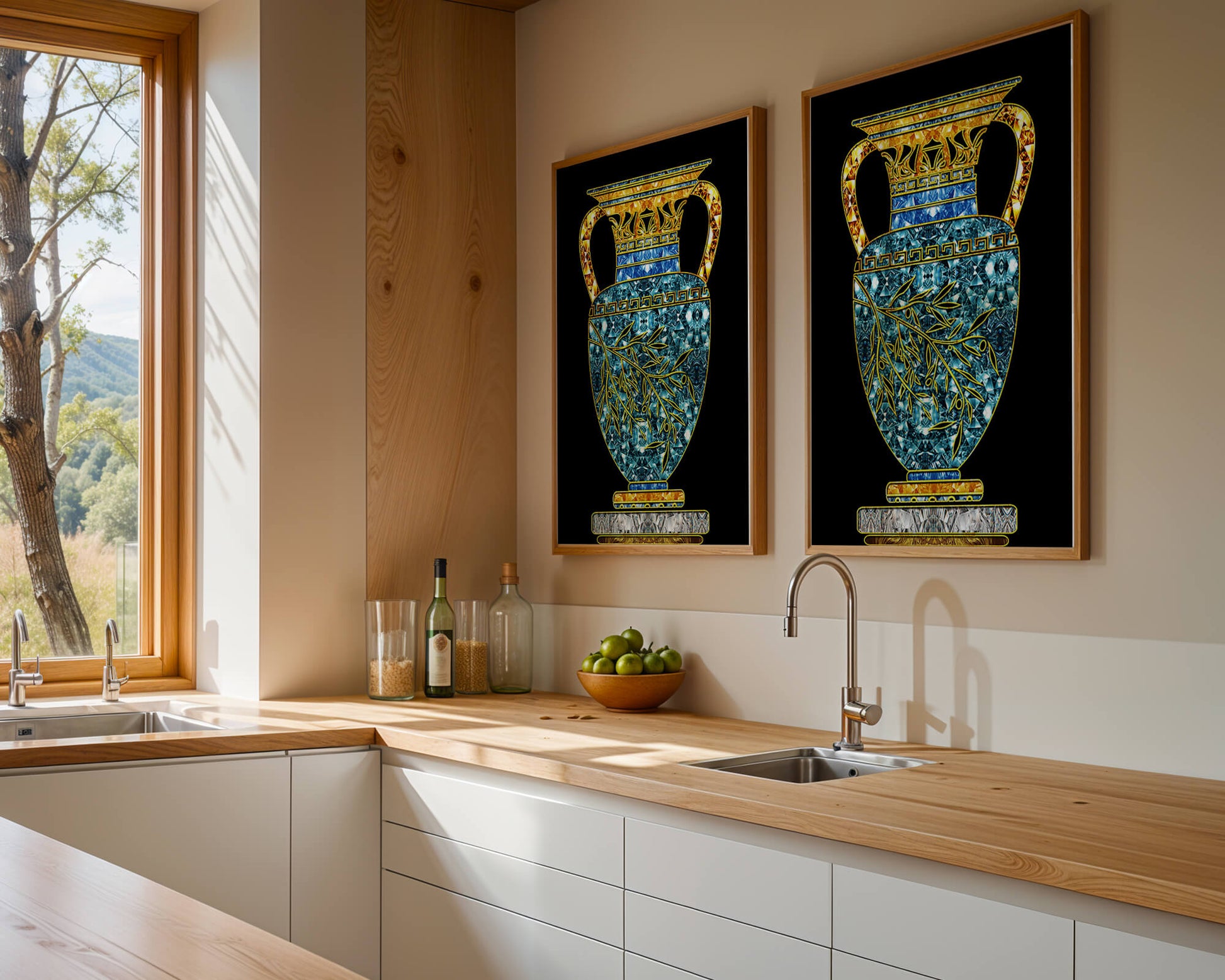 Jarrón de mosaico detallado con piedras preciosas doradas y azules sobre fondo negro