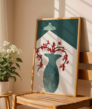 Jarrón moderno y minimalista con flores rojas bajo una lámpara verde