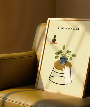 Ilustración encantadora de un gato con planta y mensaje inspirador