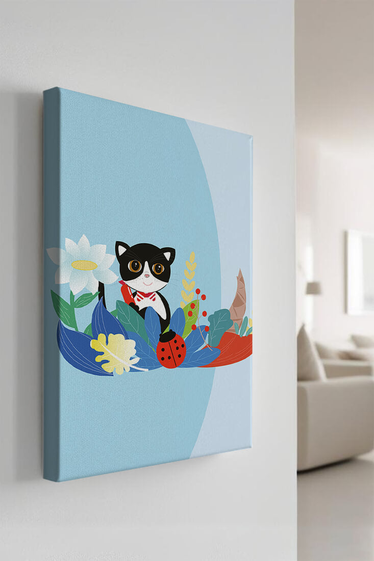 Ilustración de un gato con mariquita y flores sobre fondo azul claro