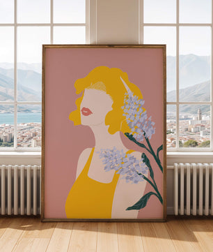 Retrato de una mujer con cabello amarillo y elementos florales sobre fondo rosa