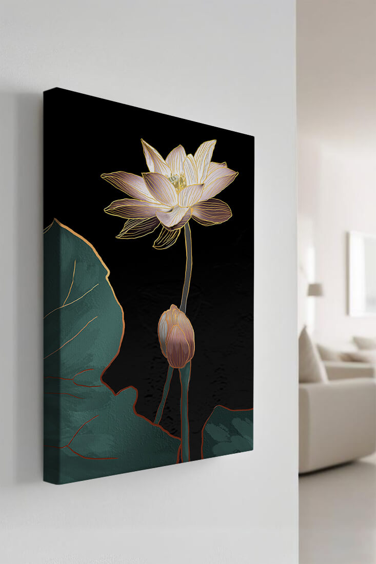 Flor de loto con acentos dorados sobre fondo oscuro.