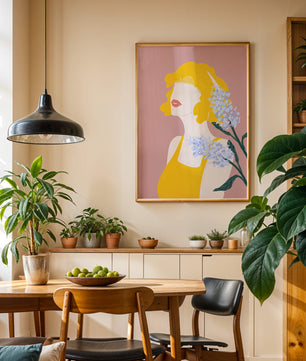 Retrato de una mujer con cabello amarillo y elementos florales sobre fondo rosa
