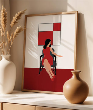 Mujer abstracta en vestido rojo sentada en una silla con arte geométrico en la pared