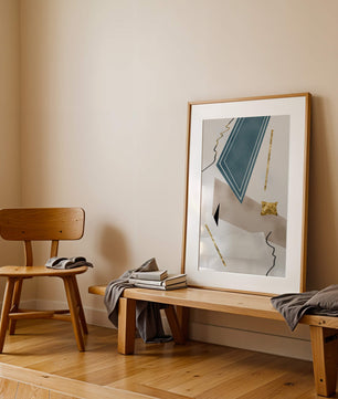 Abstraktes geometrisches Kunstwerk mit goldenen Akzenten und dynamischen Formen