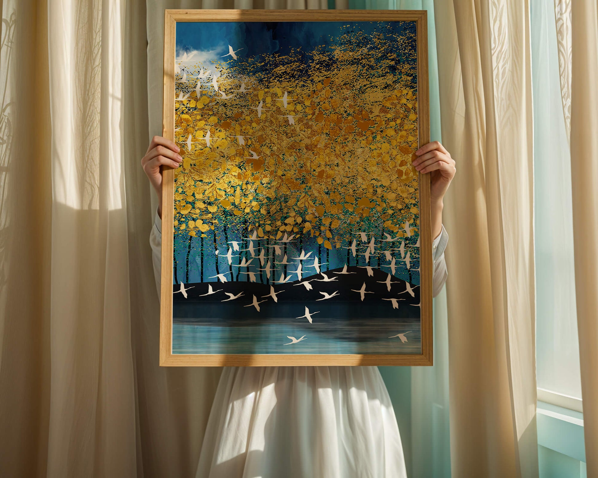 Paisaje abstracto con follaje dorado y pájaros volando