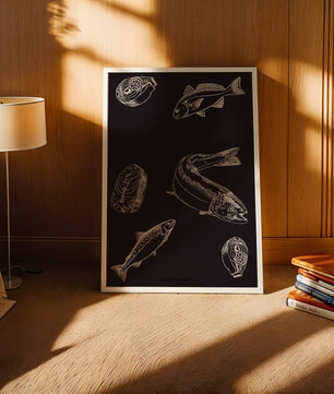 Ilustración detallada de elementos de pescado y mariscos sobre fondo oscuro
