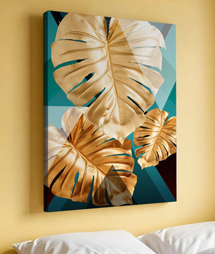 Blätter der Goldenen Monstera auf geometrischem Hintergrund