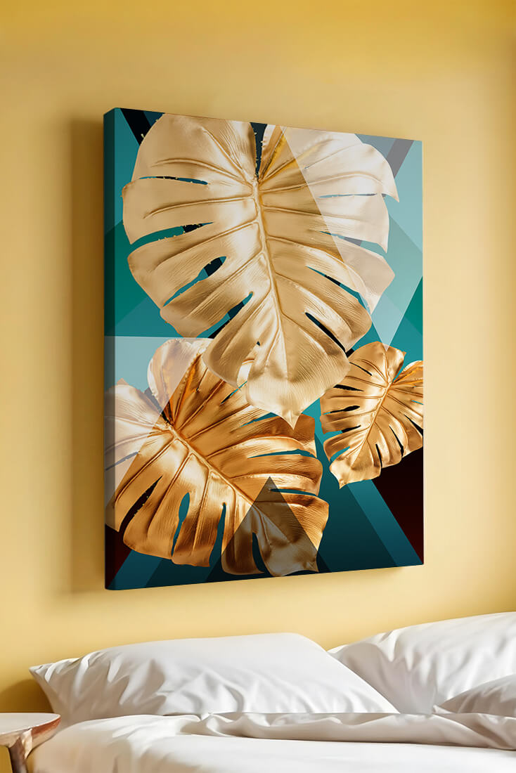 Hojas de monstera doradas sobre fondo geométrico