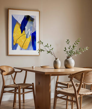 Pintura abstracta azul y amarilla con detalles dorados