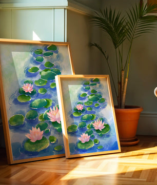Escena acuática serena con flores de loto rosadas y hojas de nenúfar sobre una superficie de agua tranquila