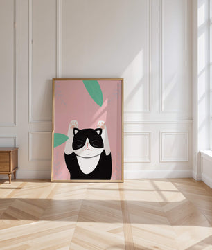 Gato ilustrado sobre fondo rosa con hojas.