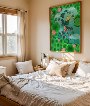 Étang à carpes koï vibrant avec des fleurs de lotus et des nénuphars verts