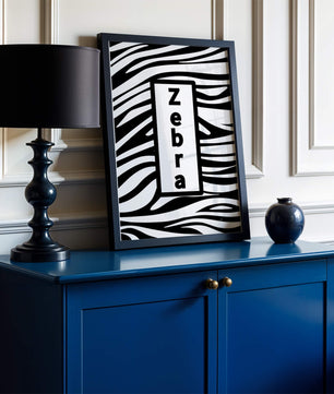 Diseño elegante de impresión de cebra con acento de texto en negrita
