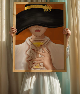 Femme avec un chapeau noir orné d’une touche dorée tenant un verre à cocktail