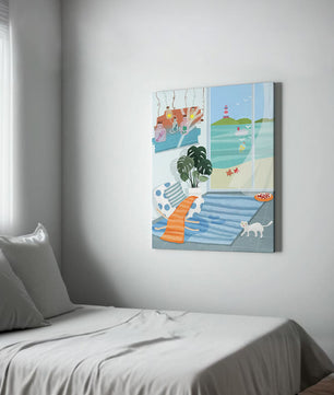 Habitación acogedora con vista al mar y faro a través de la ventana