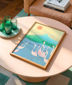 Friedliche Szene mit Flamingos in einer ruhigen Landschaft mit Bergen und Sonnenuntergang