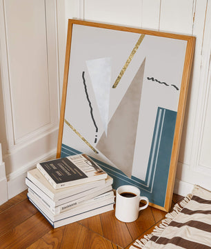 Abstraktes geometrisches Kunstwerk mit goldenen Elementen