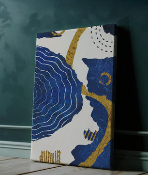 Diseño abstracto ondulado azul y dorado con patrones geométricos