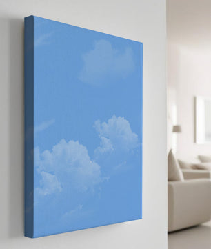 Cielo azul brillante con nubes blancas esponjosas