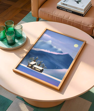 Paysage de montagne enneigée avec des maisons et des arbres sous la lumière de la lune