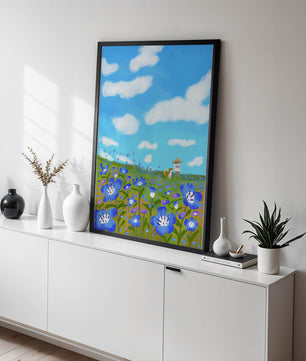 Mann und Hund auf einer leuchtenden Blumenwiese unter blauem Himmel