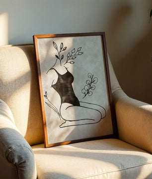 Abstrakte Frau mit botanischen Elementen im minimalistischen Stil
