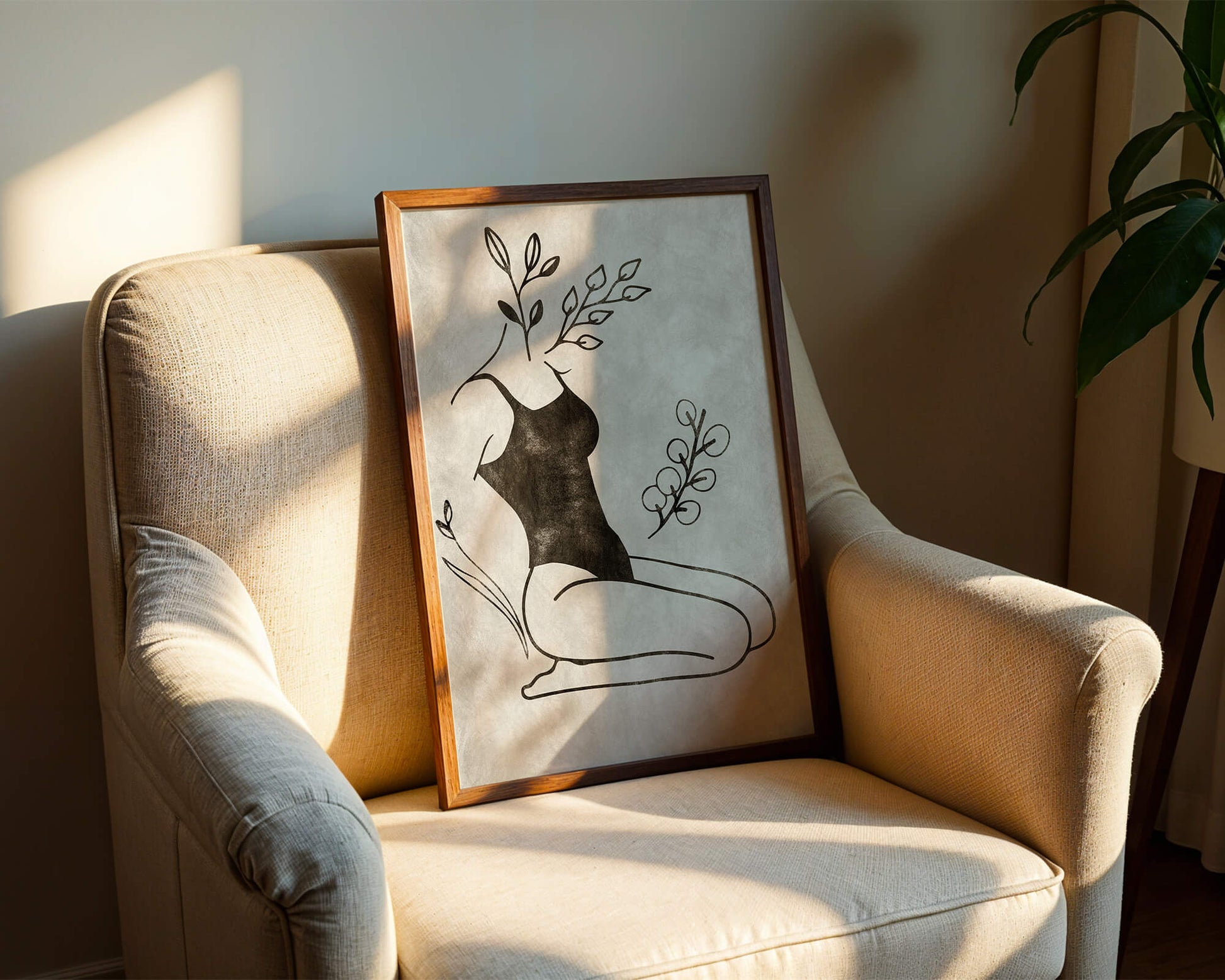 Mujer abstracta con elementos botánicos en estilo minimalista