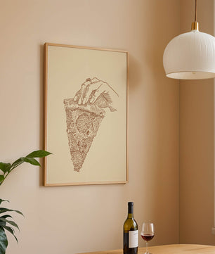 Mano sosteniendo una ilustración detallada de una porción de pizza vintage