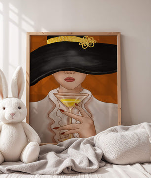 Femme avec un chapeau noir orné d’une touche dorée tenant un verre à cocktail