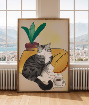Entspannte Katze mit Kaffee und Pflanze auf gemütlichem Kissen