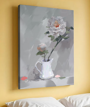 Elegantes peonías blancas en una jarra de cerámica con fondo pastel suave