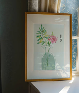 Arreglo floral de acuarela con verdor en un jarrón de vidrio