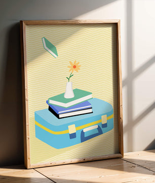 Naturaleza muerta colorida con libros, jarrón de flores y maleta