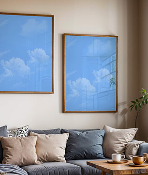 Cielo azul brillante con nubes blancas esponjosas