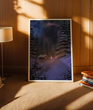 Winternachtlandschaft mit verschneiter Hütte und Kiefernwald