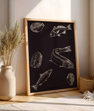 Ilustración detallada de elementos de pescado y mariscos sobre fondo oscuro