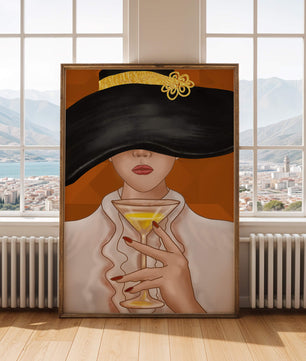 Femme avec un chapeau noir orné d’une touche dorée tenant un verre à cocktail