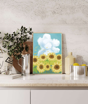 Sonnenblumen in einer hellen Wiese mit blauem Himmel und Wolken
