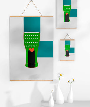 Jarrón verde con patrón de corazón y diseño minimalista