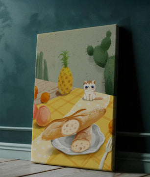 Gato con gafas de sol en un entorno tropical con baguettes y frutas