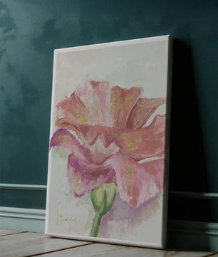 Flor rosa vibrante con acentos dorados en estilo abstracto